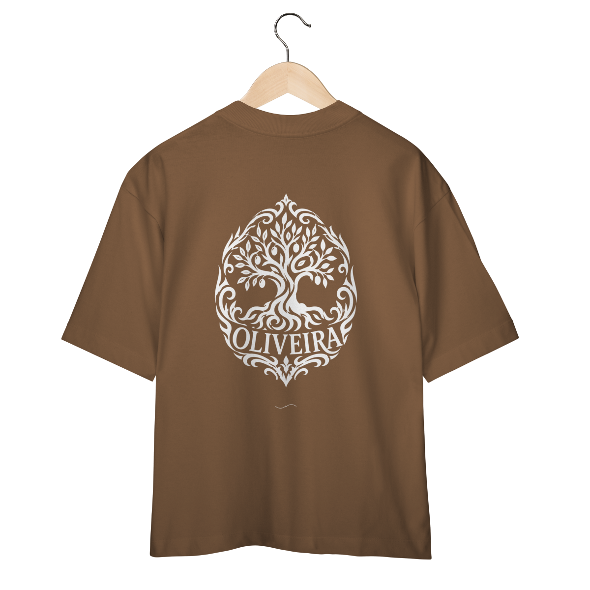 Mockup de Oversized Tribal Branca em marrom