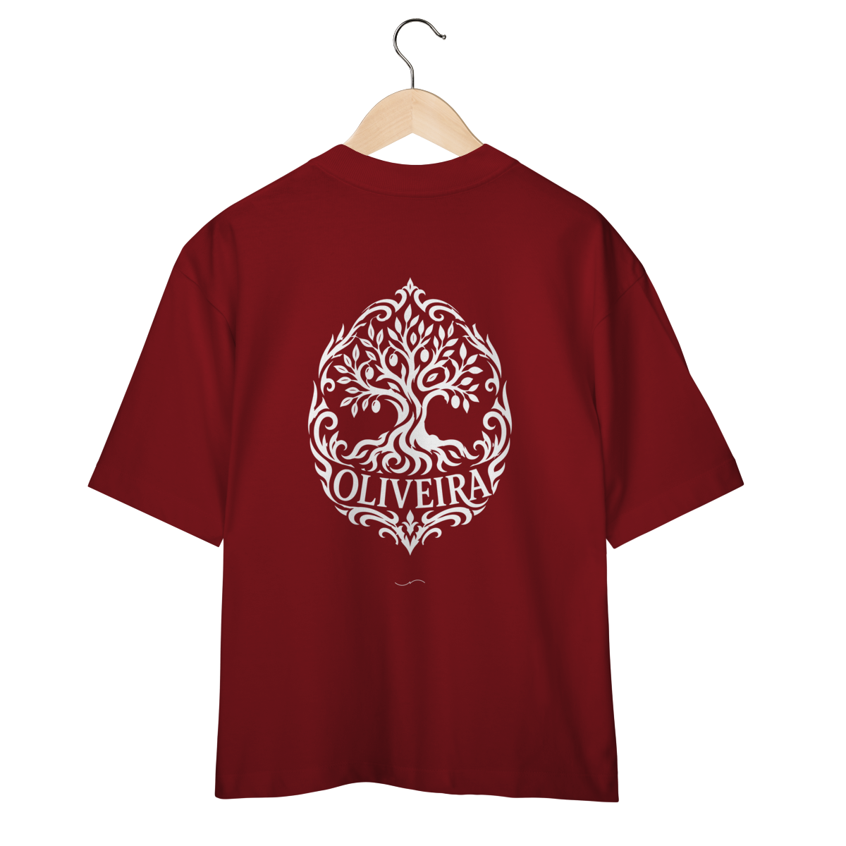 Mockup de Oversized Tribal Branca em vinho