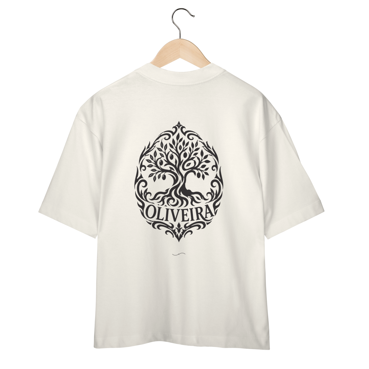 Mockup de Oversized Tribal Preta em off-white