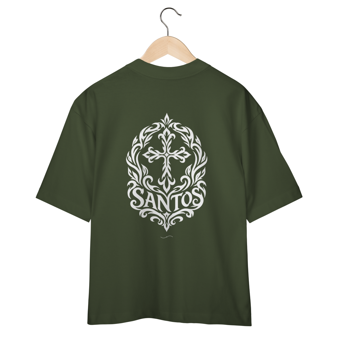 Mockup de Oversized Tribal Branca em verde-musgo