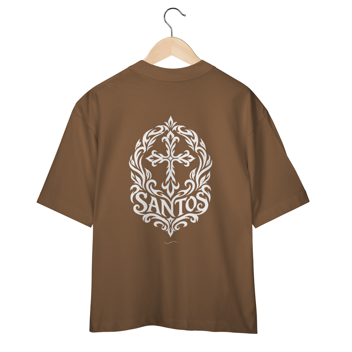 Mockup de Oversized Tribal Branca em marrom