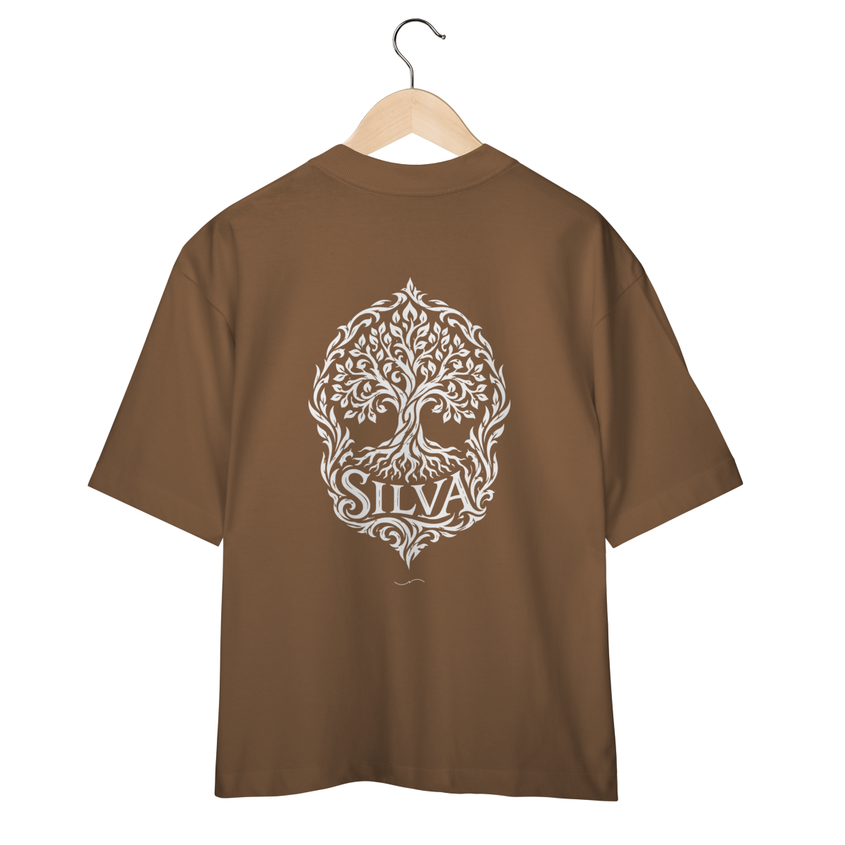 Mockup de Oversized Tribal Branca Costas em marrom