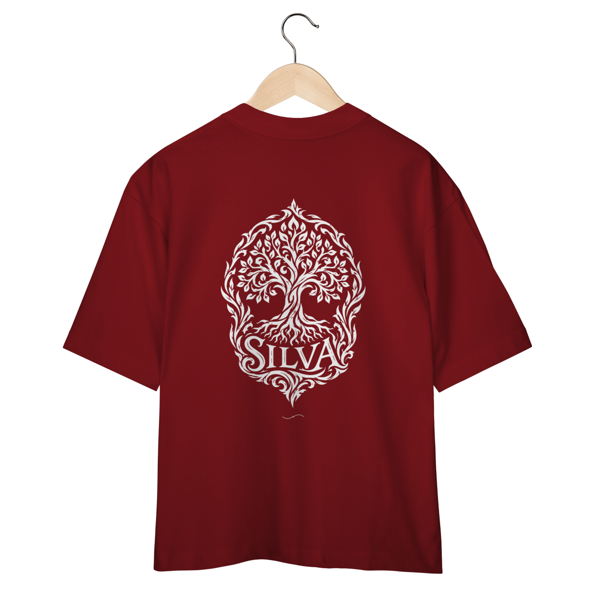 Mockup de Oversized Tribal Branca Costas em vinho