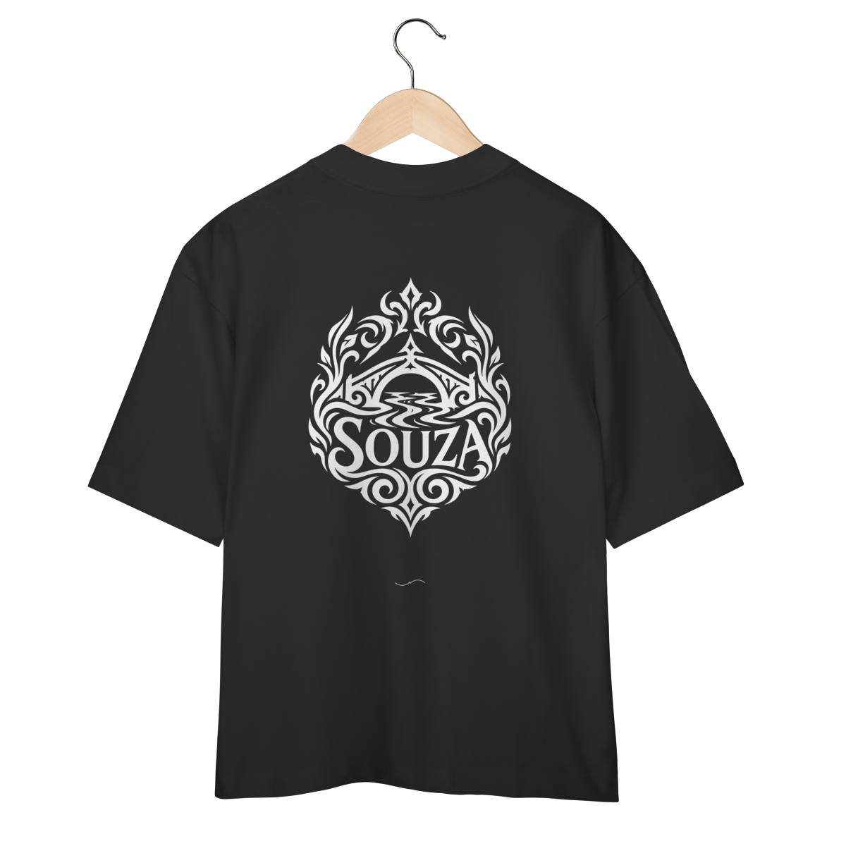 Mockup de Oversized Tribal Branca em preto