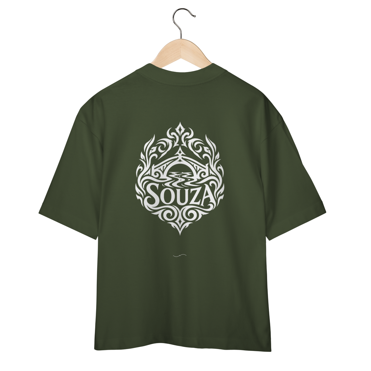 Mockup de Oversized Tribal Branca em verde-musgo