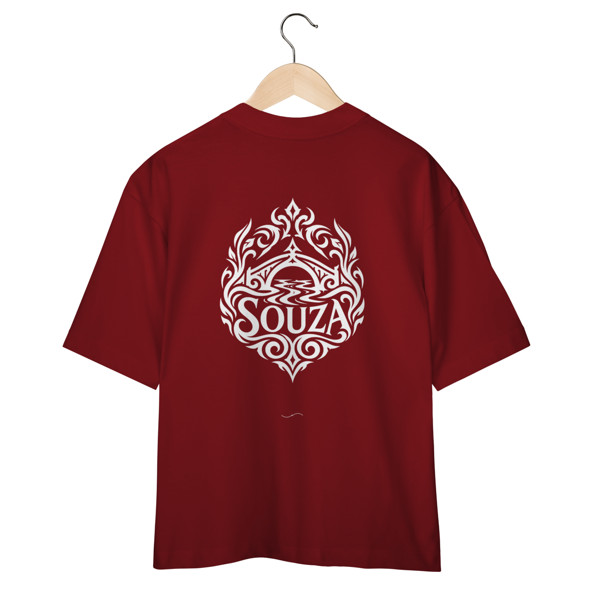 Mockup de Oversized Tribal Branca em vinho