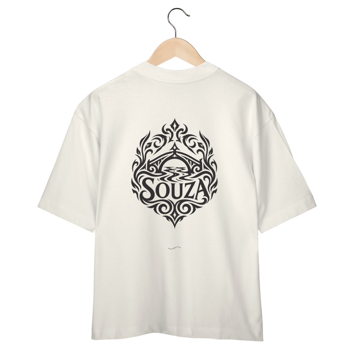 Mockup de Oversized Tribal Preta em off-white